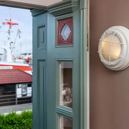 Warnemuende: Kajuete - Nur 3 Gehminuten Zum